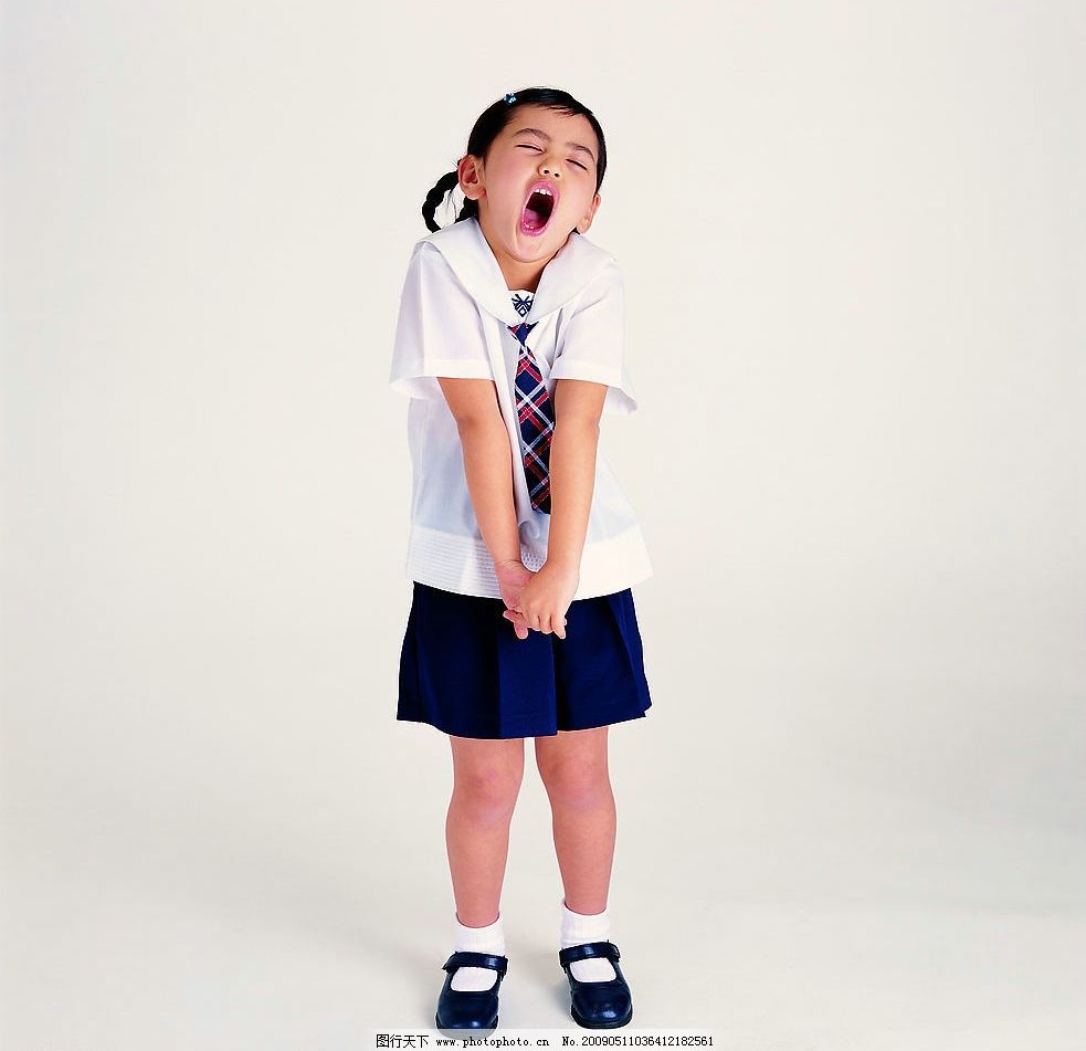 儿童 幼儿 小女孩 小朋友 小可爱 学生 打哈欠 伸懒腰 校服 人物图库