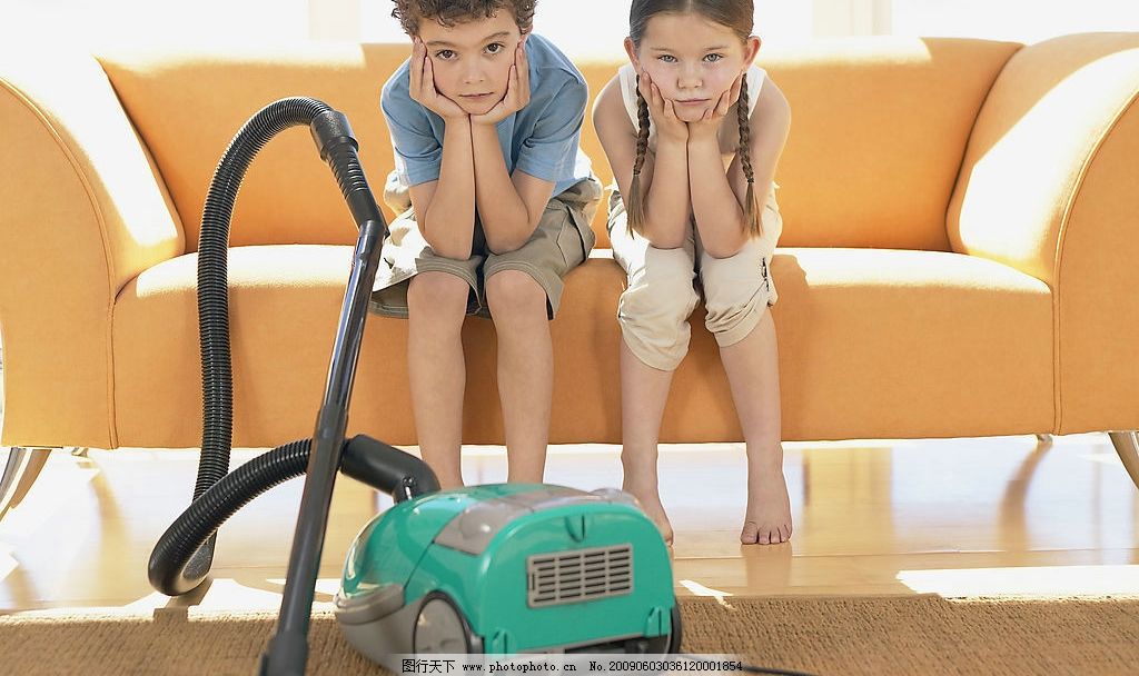 外国小孩与吸尘器 吸尘器 外国 小孩 儿童 沙发 小男生 小女生 家里