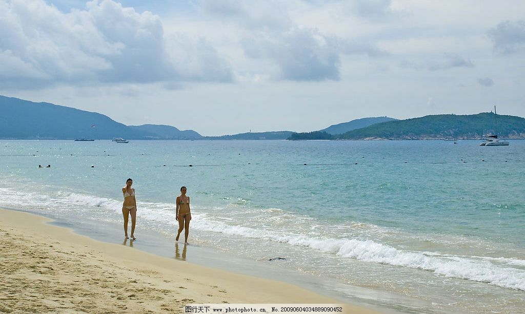 沙滩 海滩 大海 阳光 美女 船 游艇 海浪 浪花 散步 比基尼